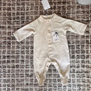 Vild Newborn organic cotton sleepsuut in Ecru